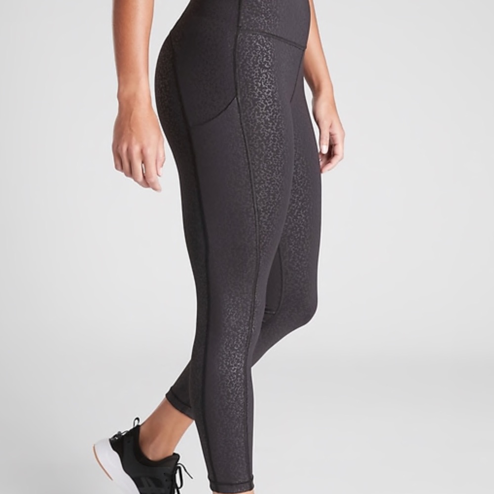 Athleta Ultimate 7/8 long embossed black leggings